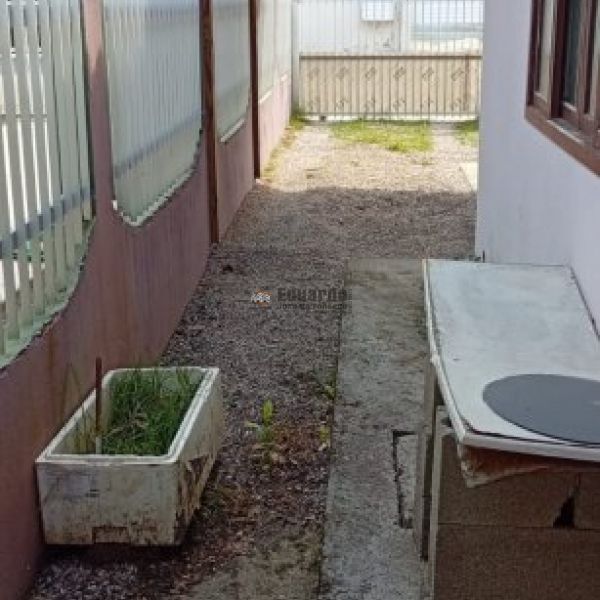 CASA COM 03 DORMITRIOS NO CENTRO DE PORTO BELO