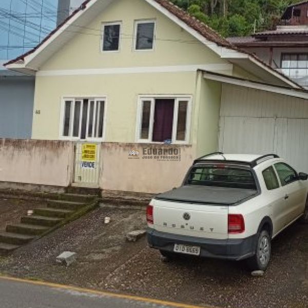 CASA A POUCOS METROS DA PRAIA ARA�A