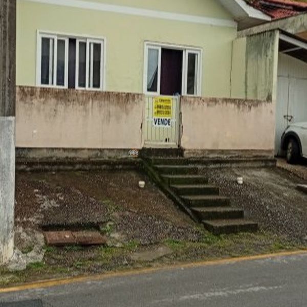 CASA A POUCOS METROS DA PRAIA ARA�A