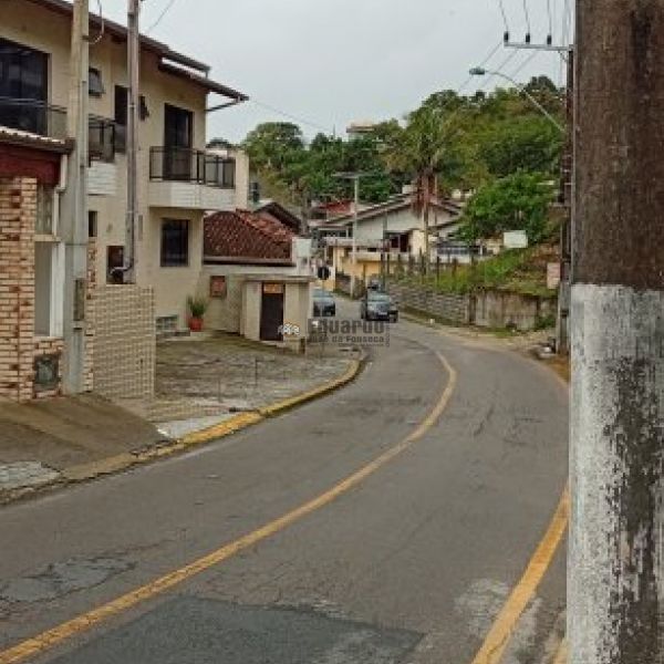 CASA A POUCOS METROS DA PRAIA ARA�A