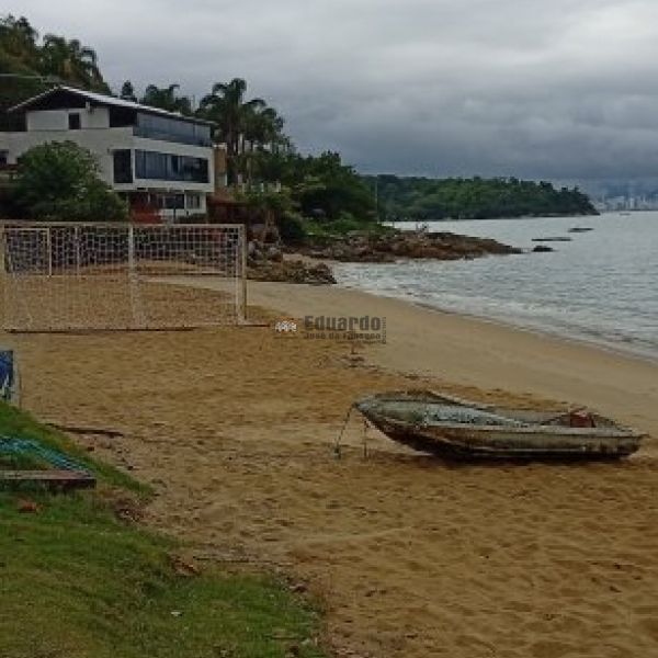 CASA A POUCOS METROS DA PRAIA ARA�A