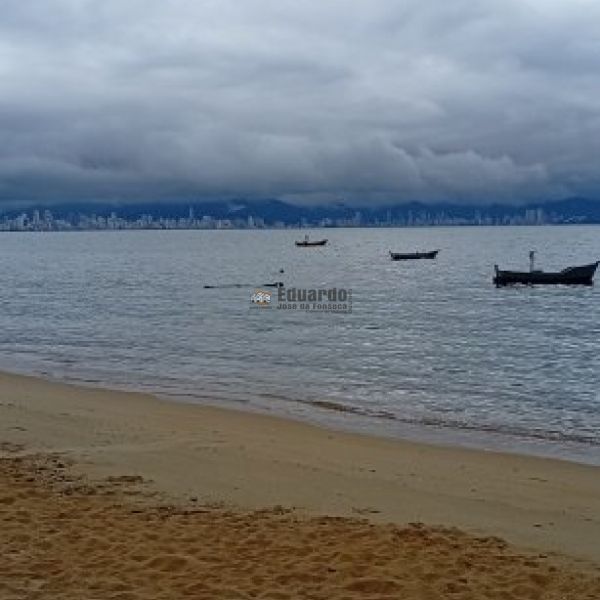 CASA A POUCOS METROS DA PRAIA ARA�A
