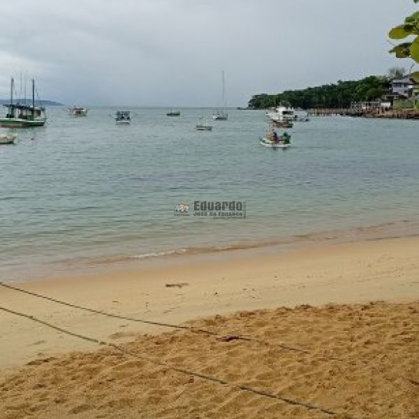 CASA A POUCOS METROS DA PRAIA ARA�A
