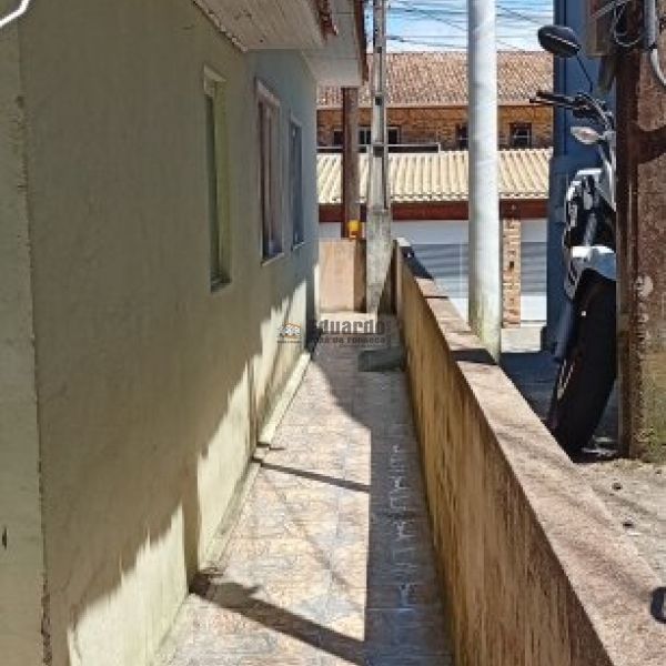 CASA A POUCOS METROS DA PRAIA ARA�A