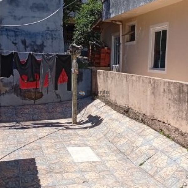 CASA A POUCOS METROS DA PRAIA ARA�A