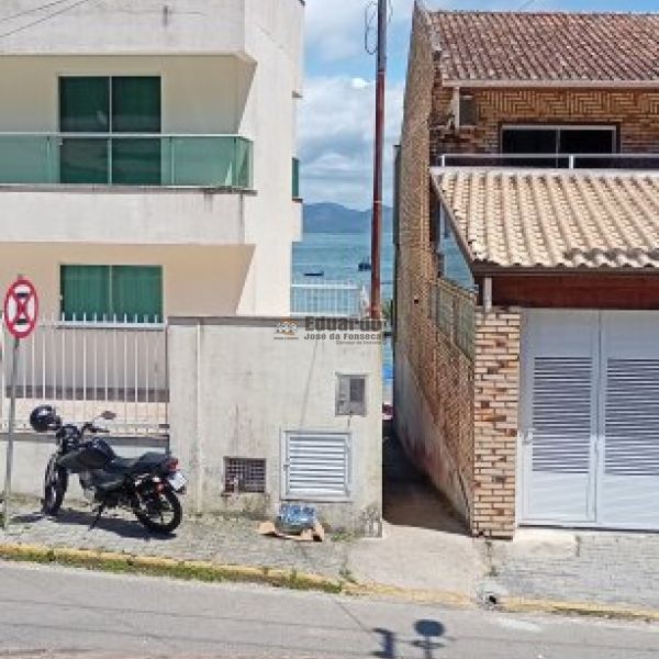 CASA A POUCOS METROS DA PRAIA ARA�A