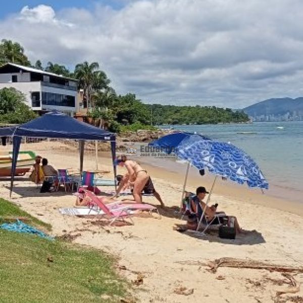 CASA A POUCOS METROS DA PRAIA ARA�A