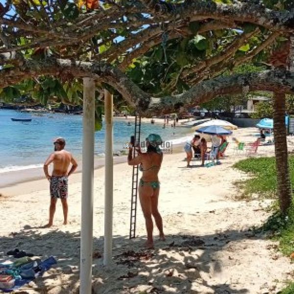 CASA A POUCOS METROS DA PRAIA ARA�A