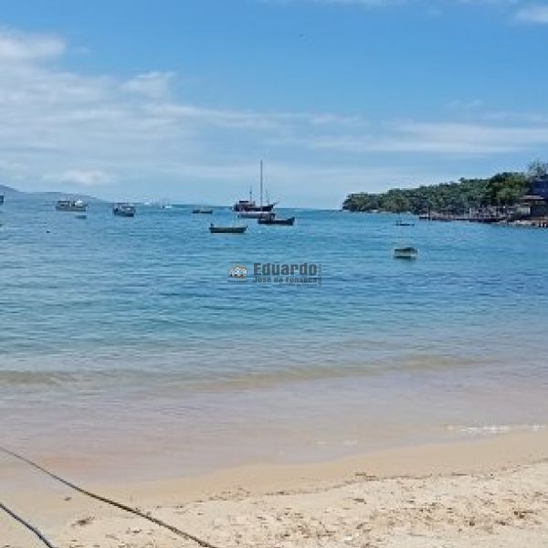 CASA A POUCOS METROS DA PRAIA ARA�A