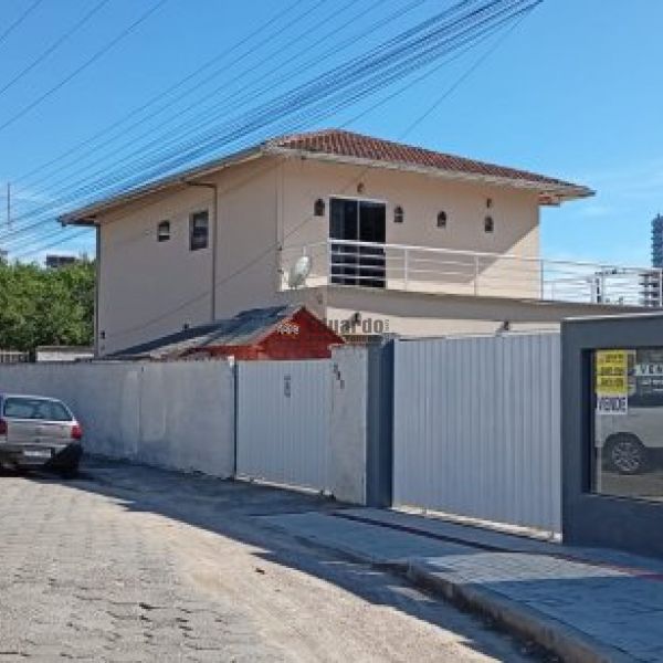 CASA AMPLA NO BAIRRO VILA NOVA 