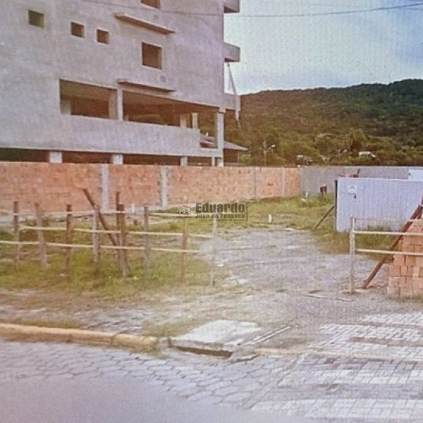 TERRENO  NA PRAIA DE BOMBAS 