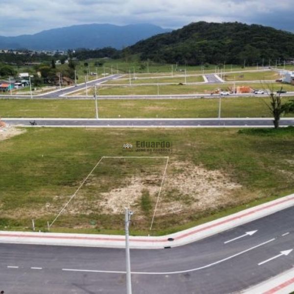 TERRENO EM LOTEAMENTO PRONTO PARA CONSTRUIR.
