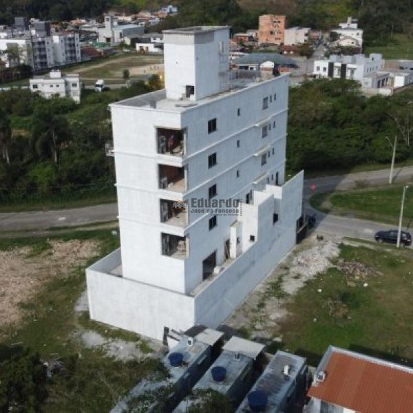 APARTAMENTO 02 SU�TES EM REGI�O TRANQUILA.