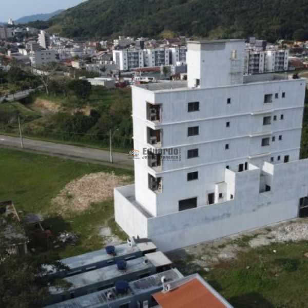 APARTAMENTO 02 SU�TES EM REGI�O TRANQUILA.