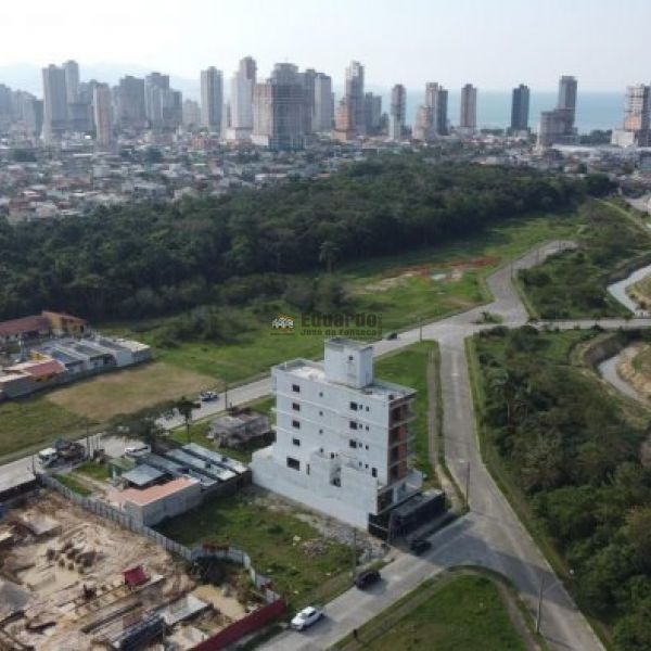 APARTAMENTO 02 SU�TES EM REGI�O TRANQUILA.
