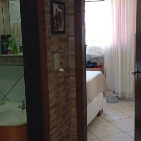 CASA COM 03 DORMIT�RIOS EM PORTO BELO