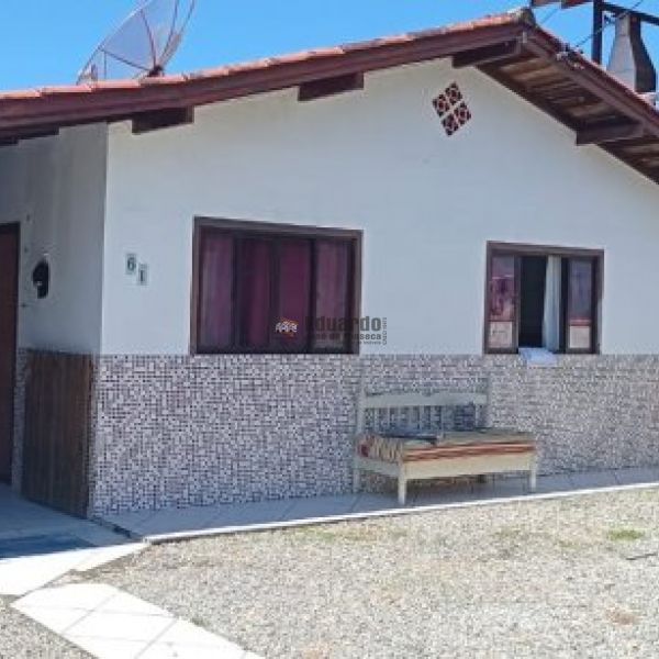 CASA COM 03 DORMIT�RIOS EM PORTO BELO