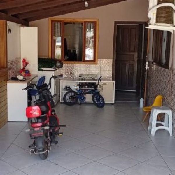 CASA COM 03 DORMIT�RIOS EM PORTO BELO