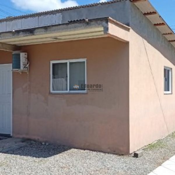 CASA COM 03 DORMIT�RIOS EM PORTO BELO