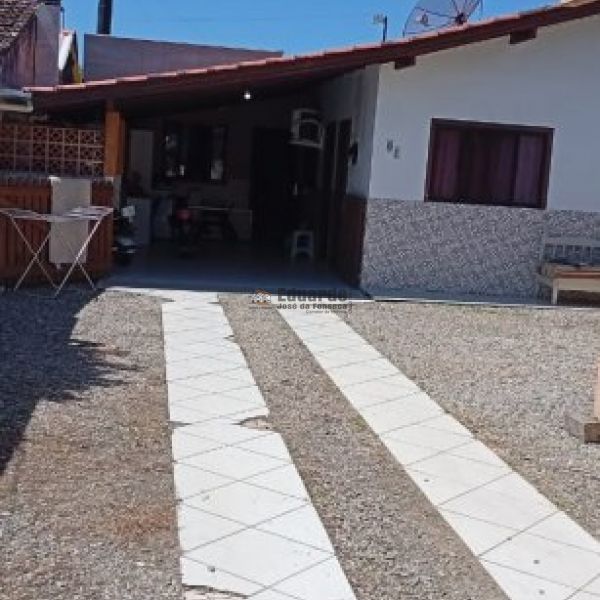 CASA COM 03 DORMIT�RIOS EM PORTO BELO