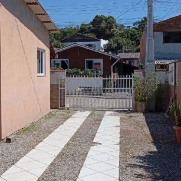 CASA COM 03 DORMIT�RIOS EM PORTO BELO