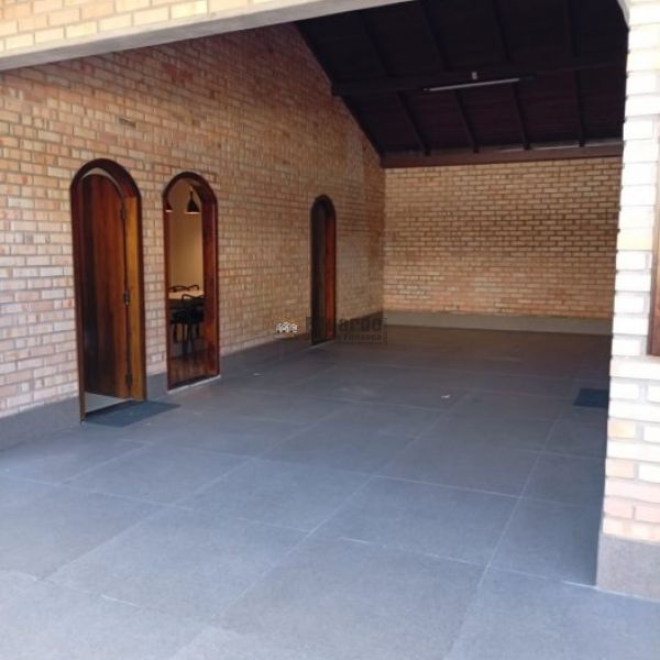 LINDA CASA COM 04 DORMIT�RIOS E MOBILIADA CENTRO D