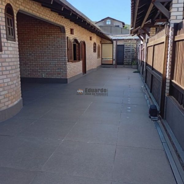 LINDA CASA COM 04 DORMIT�RIOS E MOBILIADA CENTRO D