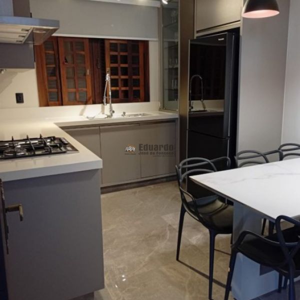 LINDA CASA COM 04 DORMIT�RIOS E MOBILIADA CENTRO D