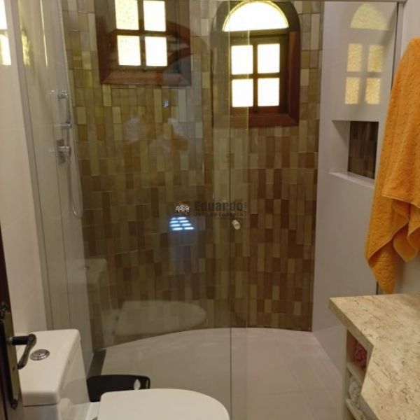 LINDA CASA COM 04 DORMIT�RIOS E MOBILIADA CENTRO D