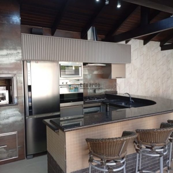 LINDA CASA COM 04 DORMIT�RIOS E MOBILIADA CENTRO D