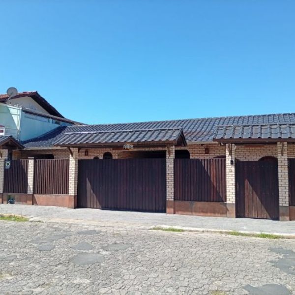 LINDA CASA COM 04 DORMIT�RIOS E MOBILIADA CENTRO D