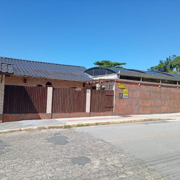 LINDA CASA COM 04 DORMIT�RIOS E MOBILIADA CENTRO D