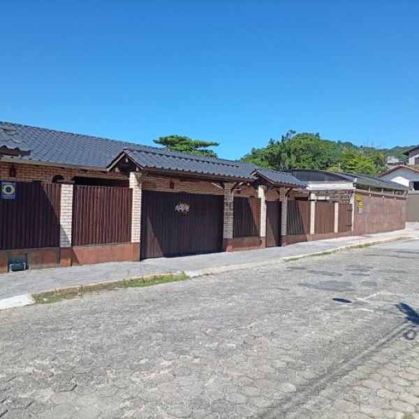 LINDA CASA COM 04 DORMIT�RIOS E MOBILIADA CENTRO D