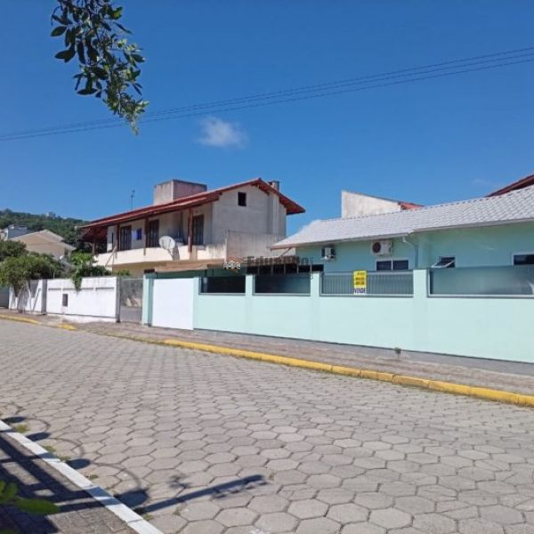 CASA COM 03 DORMIT�RIOS NA PRAIA DE BOMBAS