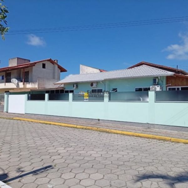 CASA COM 03 DORMIT�RIOS NA PRAIA DE BOMBAS
