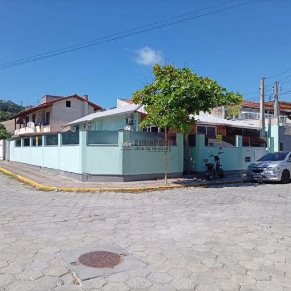 CASA COM 03 DORMIT�RIOS NA PRAIA DE BOMBAS