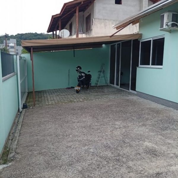 CASA COM 03 DORMIT�RIOS NA PRAIA DE BOMBAS