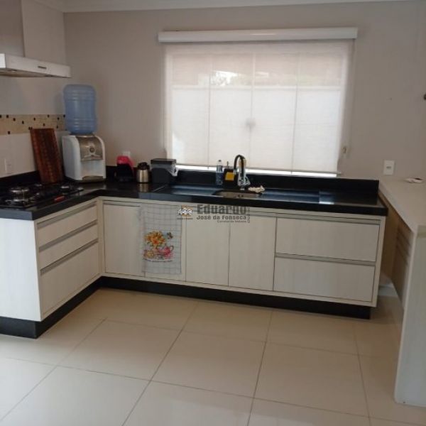CASA NO CORA��O DE PORTO BELO