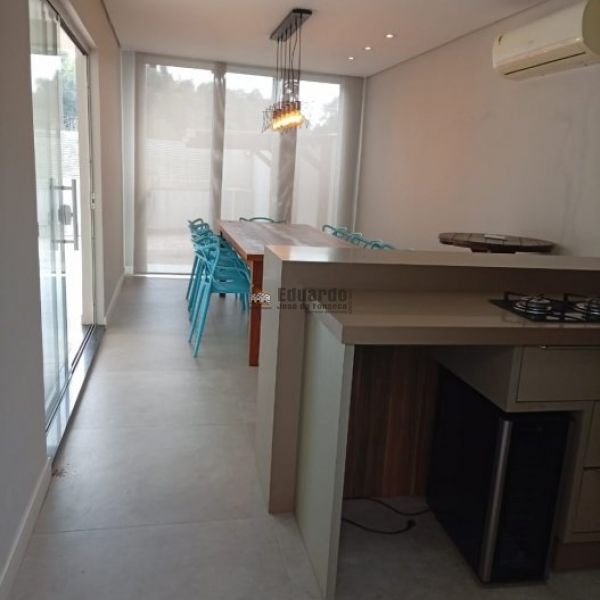 CASA NO CORA��O DE PORTO BELO