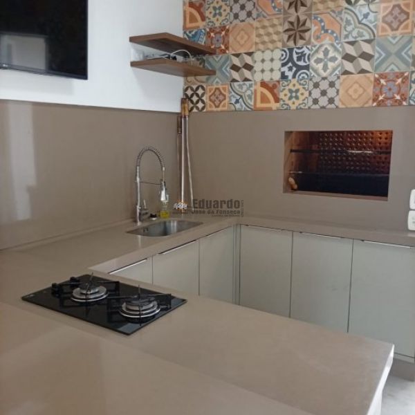CASA NO CORA��O DE PORTO BELO