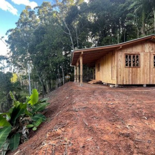 CASA RUSTICA  DE MADEIRA SOBRE TERRENO NO BAIRRO O