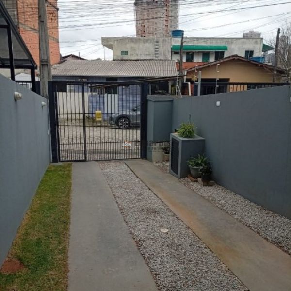 SOBRADO COM DUAS SU�TES E DUAS VAGAS