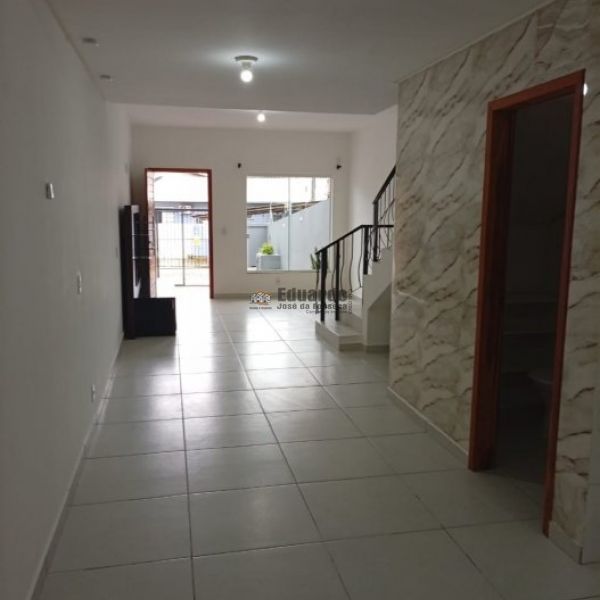 SOBRADO COM DUAS SU�TES E DUAS VAGAS