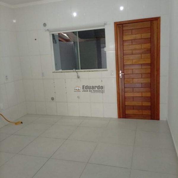 SOBRADO COM DUAS SU�TES E DUAS VAGAS