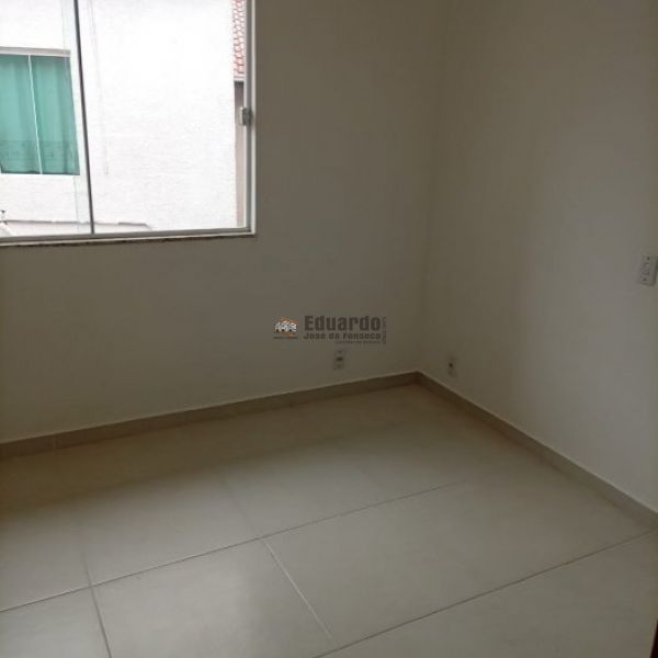 SOBRADO COM DUAS SU�TES E DUAS VAGAS