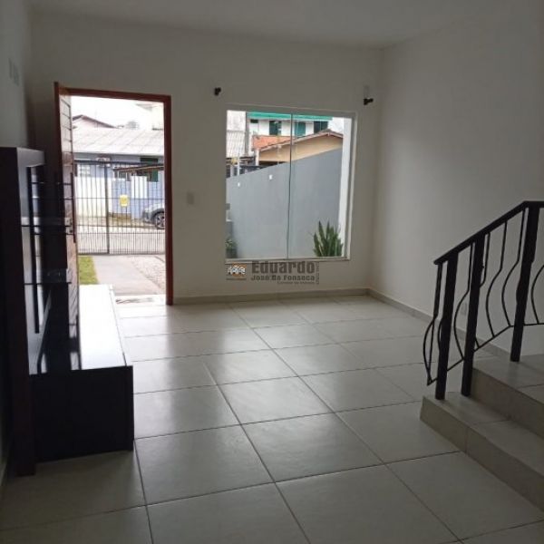 SOBRADO COM DUAS SU�TES E DUAS VAGAS
