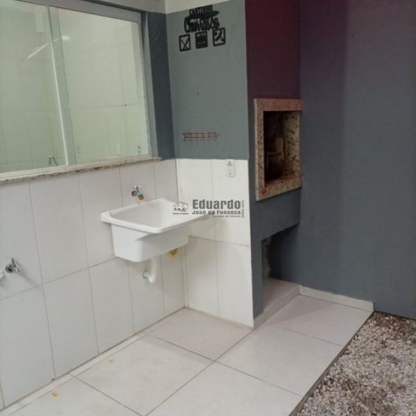 SOBRADO COM DUAS SU�TES E DUAS VAGAS