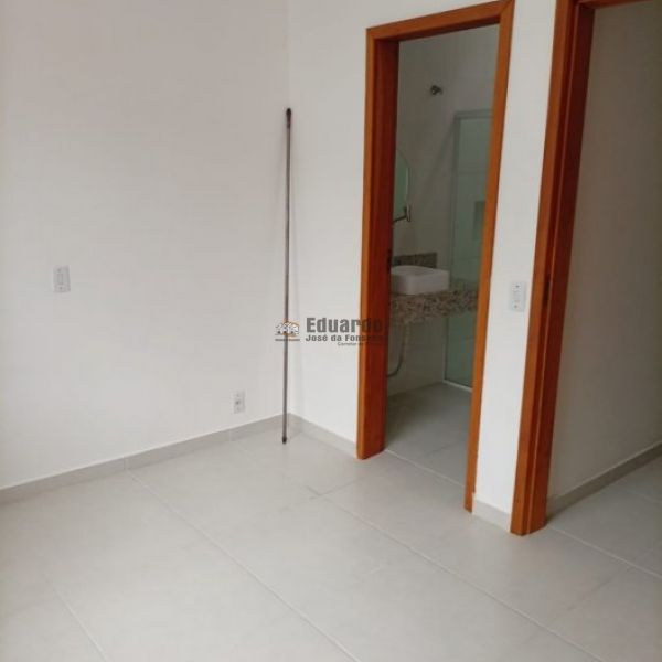 SOBRADO COM DUAS SU�TES E DUAS VAGAS