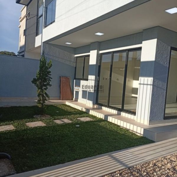 SOBRADO GEMINADO COM 03 SU�TES