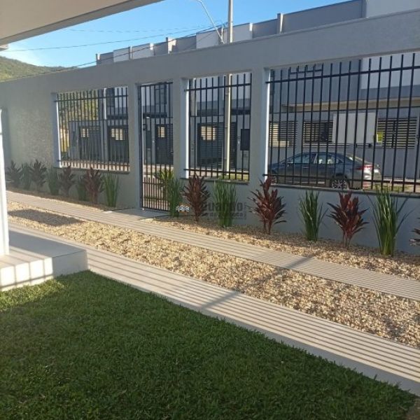 SOBRADO GEMINADO COM 03 SU�TES